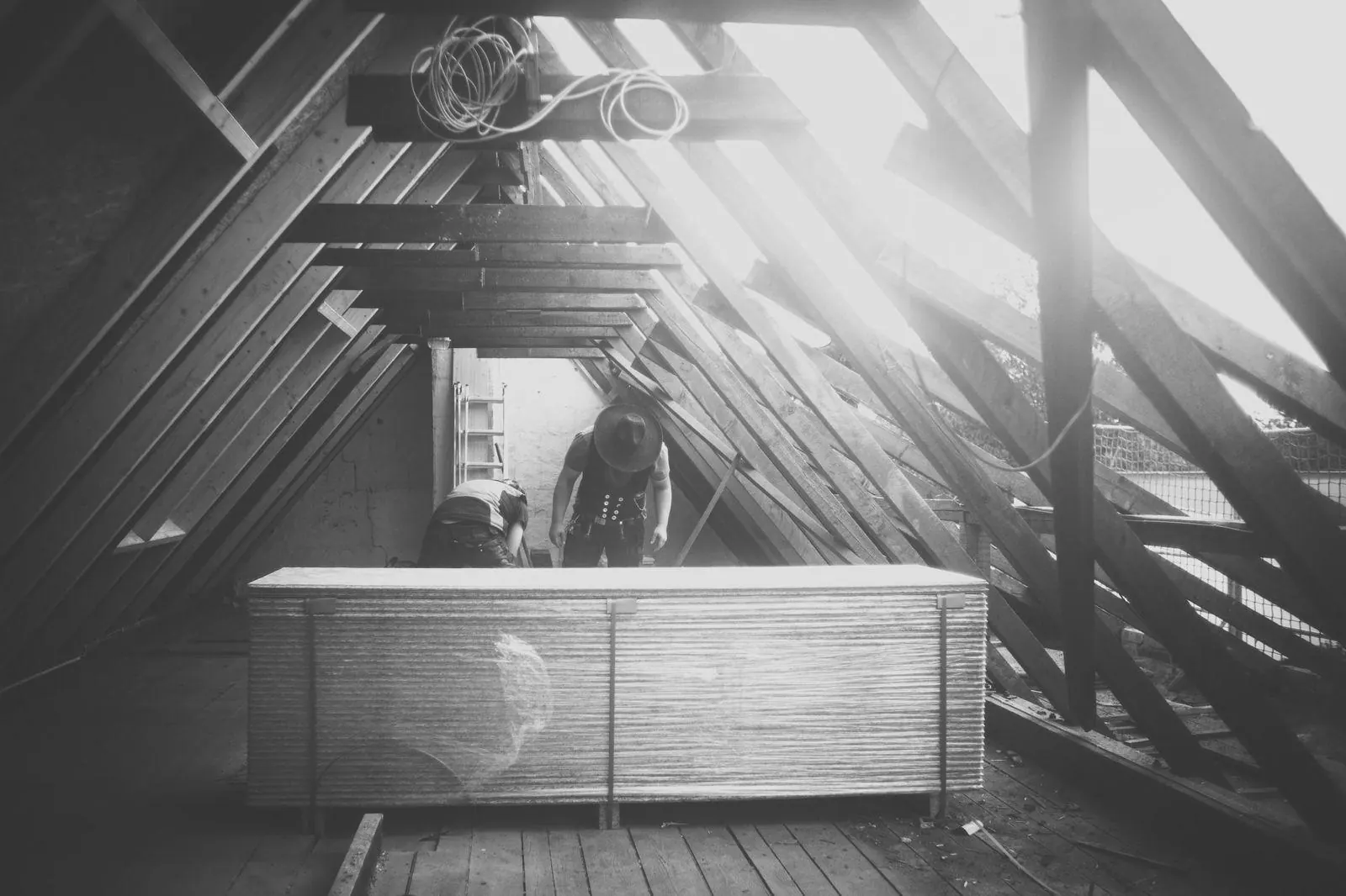 Detailaufnahme eines Holz-Dachstuhls – handwerkliche Zimmererarbeit